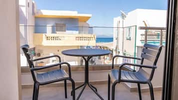 Apartamento, balcón, vistas a la ciudad | Restaurante al aire libre