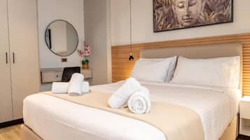 Apartamento superior, balcón, vistas a la ciudad | Caja fuerte, cortinas opacas, sistema de insonorización