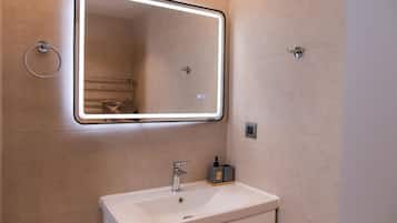 Apartamento, balcón, vistas a la ciudad | Baño