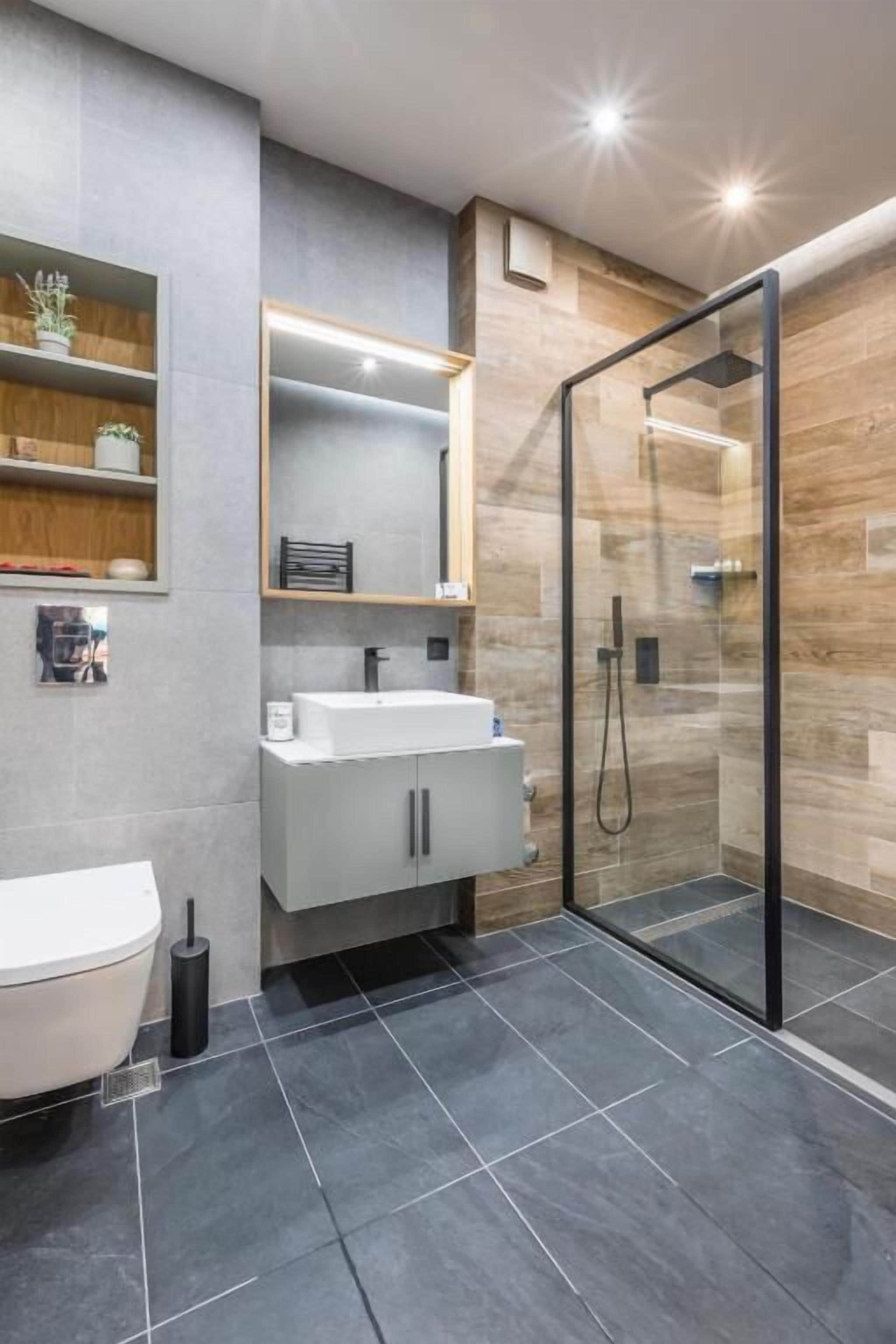 Eenpersoonskamer | Badkamer | Een douche, badjassen, pantoffels