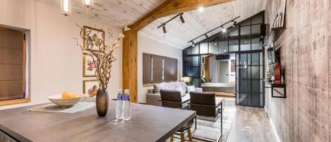 Deluxe Apartment, City View | Interior