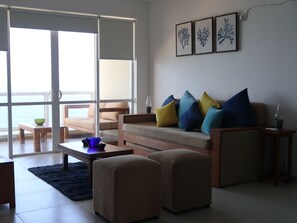 Phòng Suite Junior, ban công, quang cảnh biển | Khu phòng khách