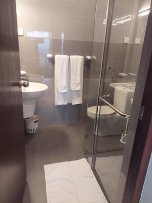 Phòng đôi Tiêu chuẩn, ban công, quang cảnh biển | Phòng tắm