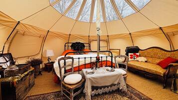 1 bedroom, bed sheets