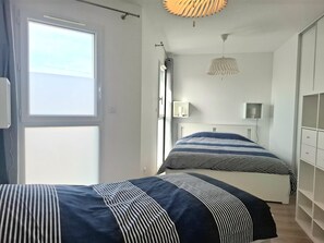 4 bedrooms, iron/ironing board, free WiFi, wheelchair access - Modern 3* family home near beach and market (Châtelaillon-Plage)