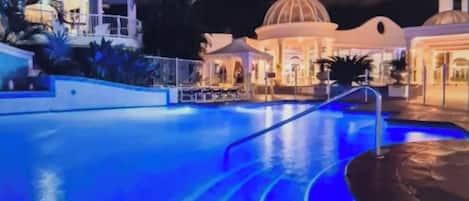 Sisäuima-allas, ulkouima-allas