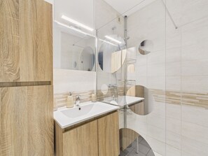 Shower, hair dryer - Apartment with sea view, 2 adults and 2 children (Saint-Gilles-Croix-de-Vie)