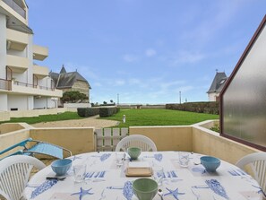 Outdoor dining - Apartment with sea view, 2 adults and 2 children (Saint-Gilles-Croix-de-Vie)