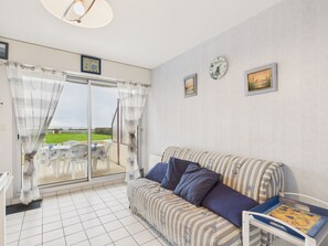 TV - Apartment with sea view, 2 adults and 2 children (Saint-Gilles-Croix-de-Vie)