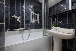 Shower, hair dryer, towels, shampoo - Bright Apartment with a Balcony | The Strict Centre of Warsaw (Warszawa)