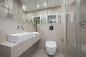 Dusche, Haartrockner, Handtücher, Shampoo