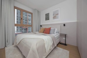 2 bedrooms, desk, iron/ironing board, travel cot - Spacious Apartment | Parking | Air Conditioning | Balcony (Warszawa)