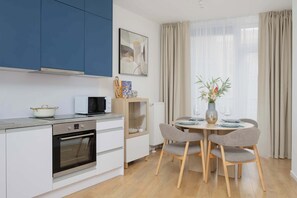 Fridge, microwave, oven, stovetop - Stylish Apartment | Balcony, Air Conditioning, Workspace (Warszawa)
