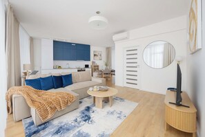 TV, offices - Stylish Apartment | Balcony, Air Conditioning, Workspace (Warszawa)