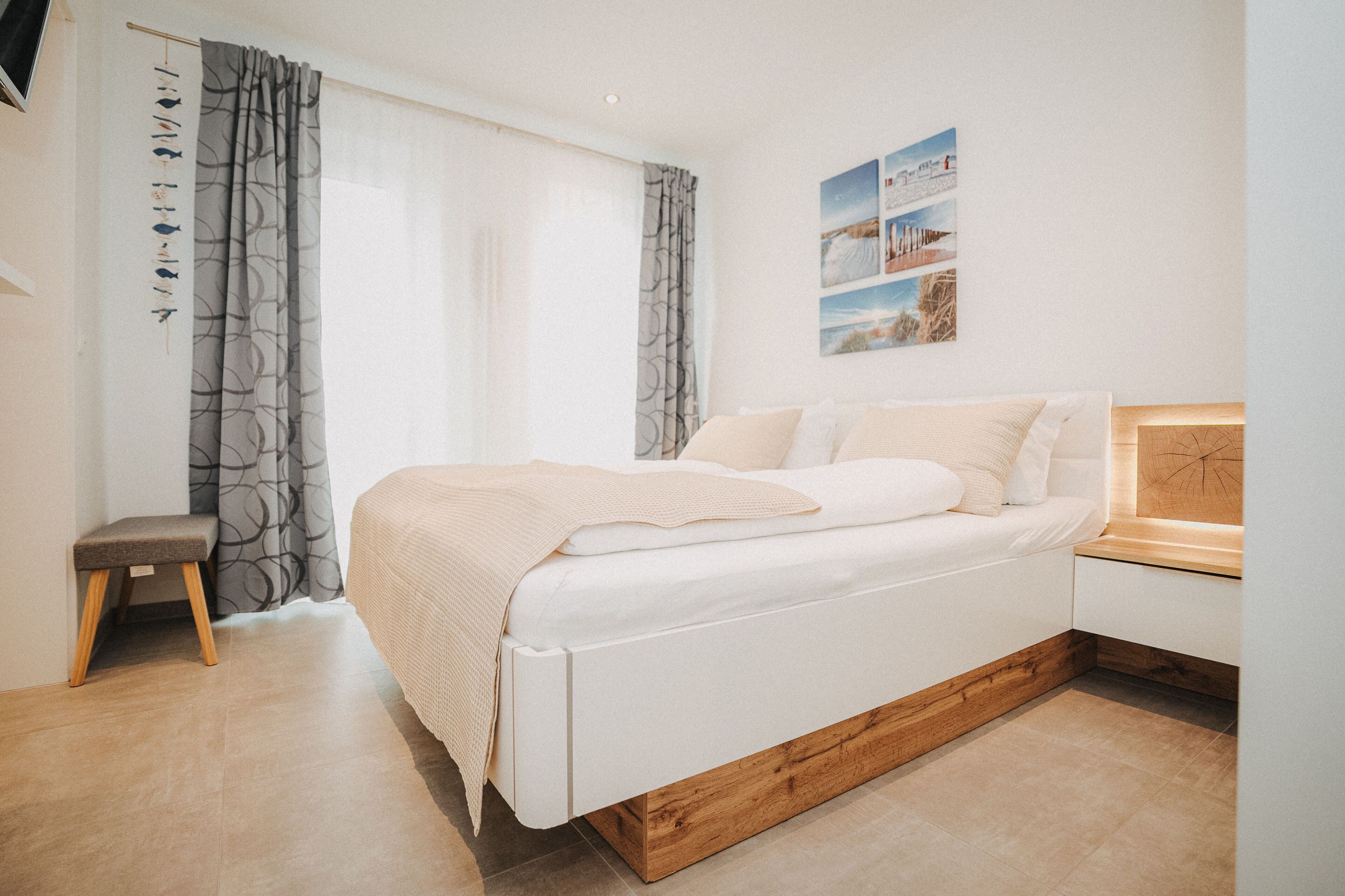 Schlafzimmer mit Doppelbett - große Fensterfront