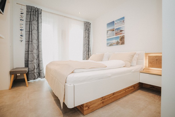 Schlafzimmer mit Doppelbett - große Fensterfront