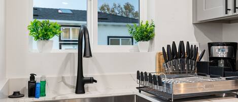 雪櫃、微波爐、焗爐、爐具