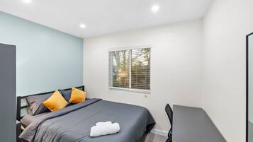 3 bedrooms, desk, iron/ironing board, free WiFi