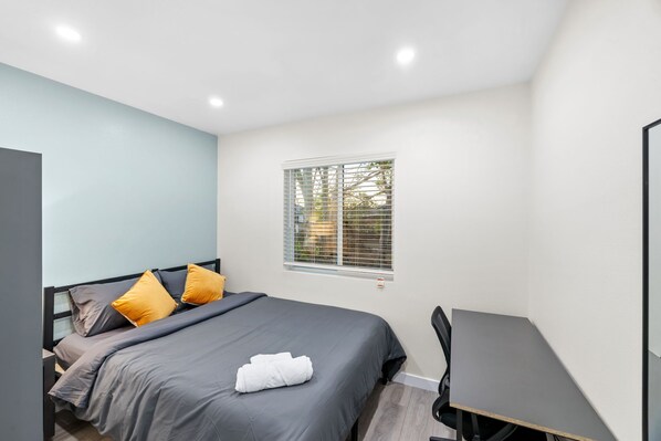 3 室のベッドルーム、デスク、アイロン / アイロン台、WiFi (無料)