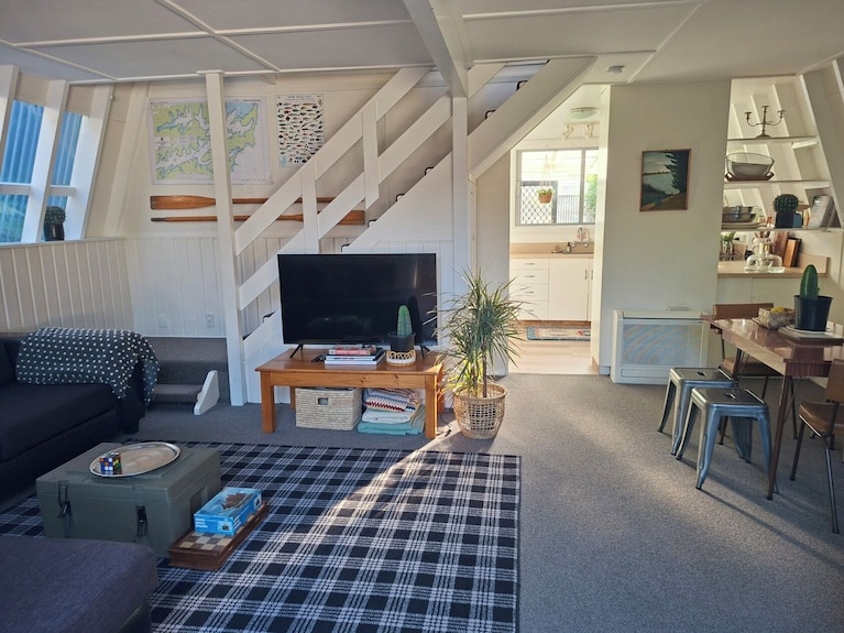 Polly's Perch - Picton