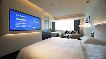 Romantische tweepersoonskamer, uitzicht op de stad | Luxe beddengoed, donsdekens, een minibar, een bureau