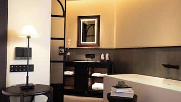 Senior tweepersoonskamer, uitzicht op de stad | Badkamer | Gratis toiletartikelen, een haardroger, pantoffels, handdoeken