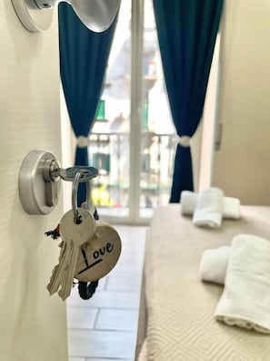 Classic Double Room, Balcony, City View | Free WiFi - Valentines house  (Naples)