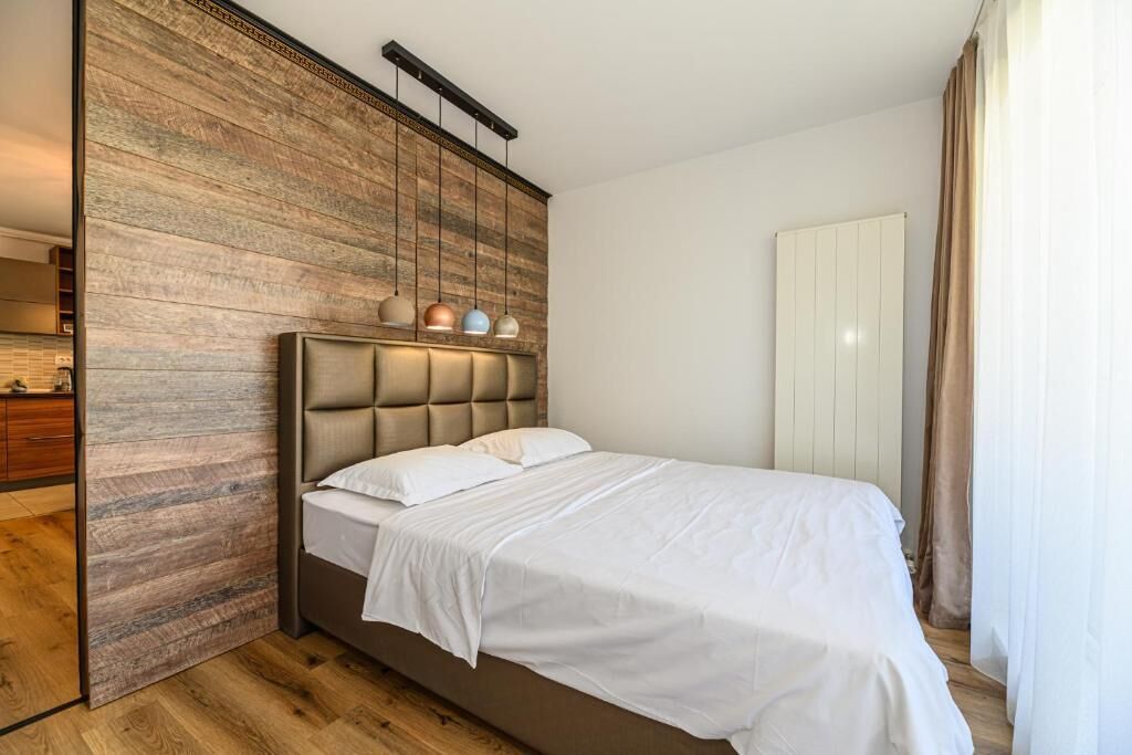 Appartamento, vista montagna | Una scrivania, tende oscuranti, ferro/asse da stiro, Wi-Fi gratuito