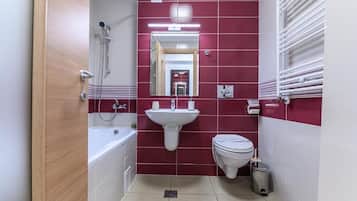 Departamento, vista a la montaña | Baño | Tina, secadora de cabello, pantuflas, toallas