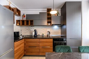 Fridge, microwave, oven, stovetop - MoHost Alpine Calm - 2BR Hideaway (Brașov)