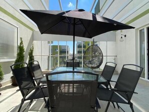 Outdoor dining - MoHost Alpine Calm - 2BR Hideaway (Brașov)