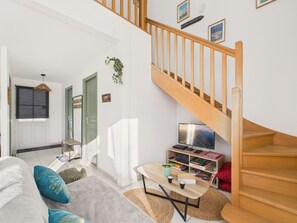 TV - House for 4, terrace, close to train station (Saint-Gilles-Croix-de-Vie)