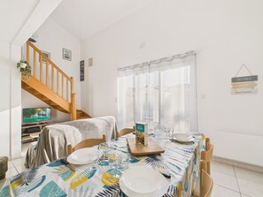 Dining - House for 4, terrace, close to train station (Saint-Gilles-Croix-de-Vie)