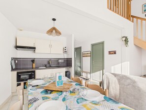 Fridge, microwave, oven, coffee/tea maker - House for 4, terrace, close to train station (Saint-Gilles-Croix-de-Vie)