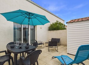Outdoor dining - House for 4, terrace, close to train station (Saint-Gilles-Croix-de-Vie)