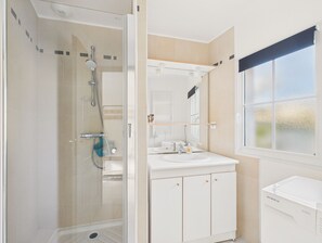 Shower, hair dryer - House for 4, terrace, close to train station (Saint-Gilles-Croix-de-Vie)