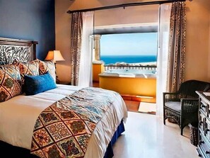 Escritorio, tabla de planchar con plancha, wifi y ropa de cama 