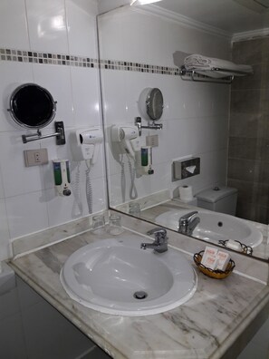 تجهيزات دش، مجففات شعر، مناشف، صابون