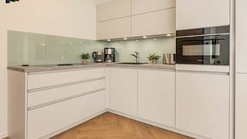 Kühlschrank, Mikrowelle, Ofen, Herdplatte