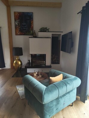 TV, fireplace, books, stereo - Close to nature, cozy, stylish vacation apartment with all amenities! (Aurich)