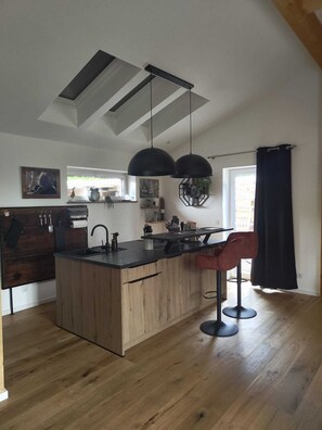 Fridge, stovetop, dishwasher, coffee/tea maker - Close to nature, cozy, stylish vacation apartment with all amenities! (Aurich)
