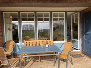 Outdoor dining - Plenty of space to arrive - your family oasis on the Bodden for 6 people (Born a. Darß)