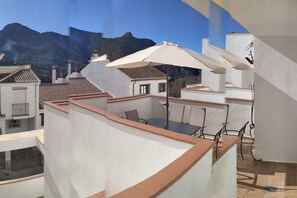 Outdoor dining - Retreat in Güéjar Sierra – Terrace, Views and Comfort (Güejar Sierra)