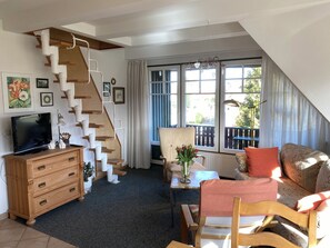 Fernseher, Tischtennisplatte, Bücher, Stereoanlage