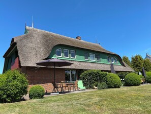 Exterior - Modern living under thatch - your stylish Bodden break for two (Born a. Darß)