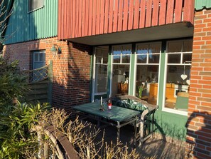Outdoor dining - Modern living under thatch - your stylish Bodden break for two (Born a. Darß)