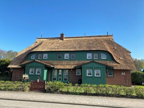 Exterior - Contemporary comfort under thatch - your maisonette on the Bodden (Born a. Darß)