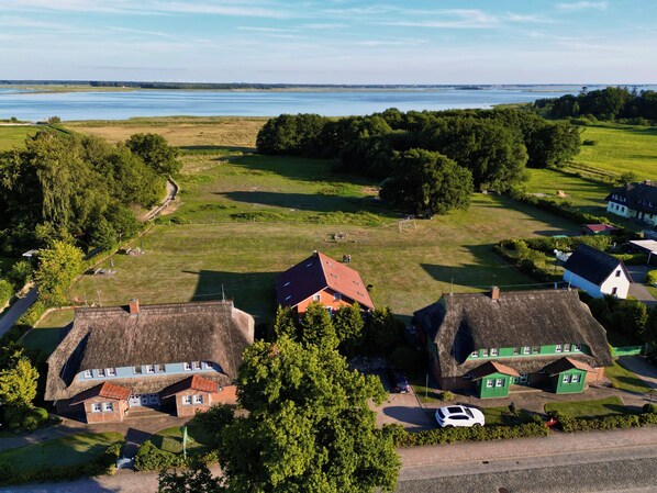 Exterior - Contemporary comfort under thatch - your maisonette on the Bodden (Born a. Darß)