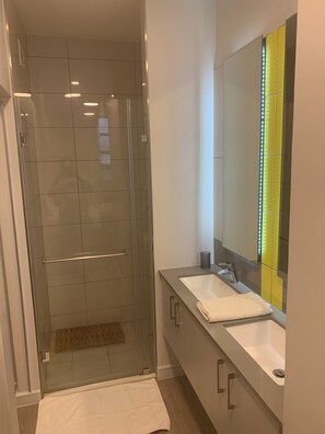 Dusche, Haartrockner, Handtücher, Toilettenpapier