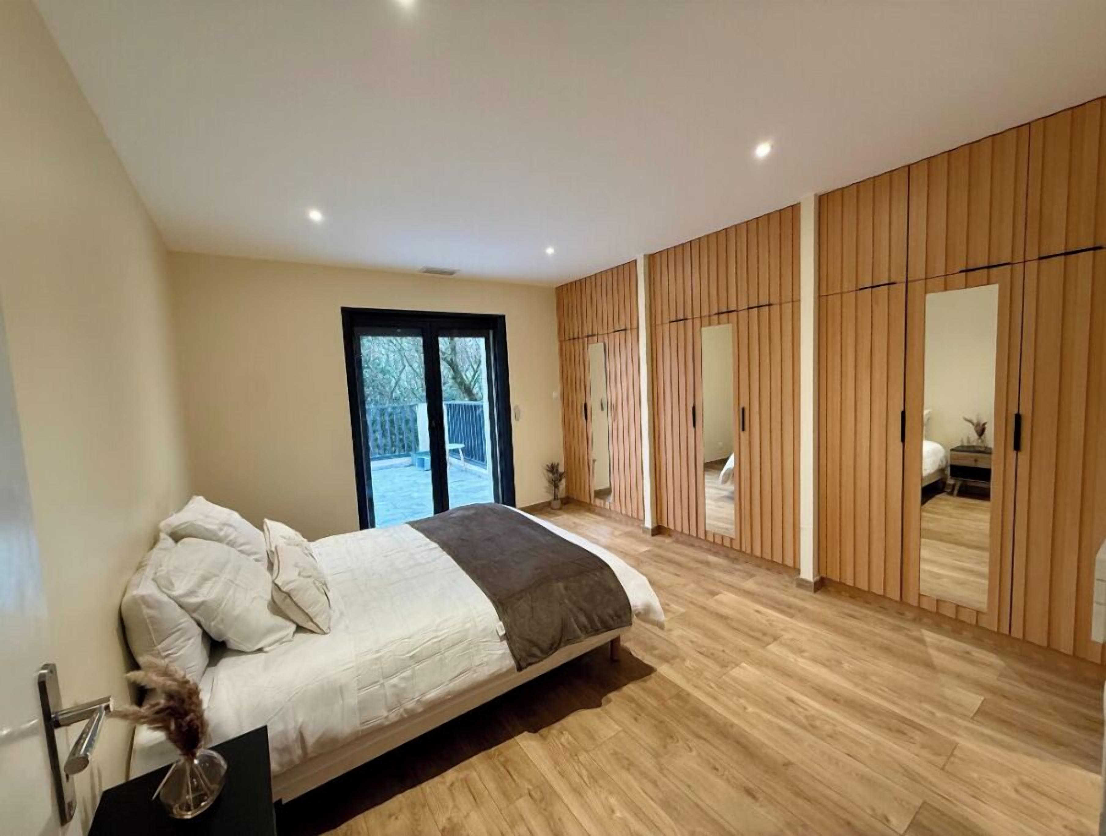 مكواة/لوح كي وواي فاي وملاءات أسرّة